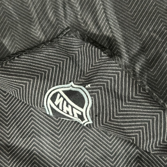 Men’s NHL silk scarf black with Chevron print square - Picture 4 of 8